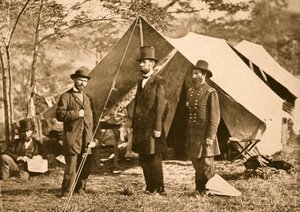 Portræt af Allan Pinkerton, præsident Lincoln og major J. A. McClernand, 1862 (sepiafoto)
